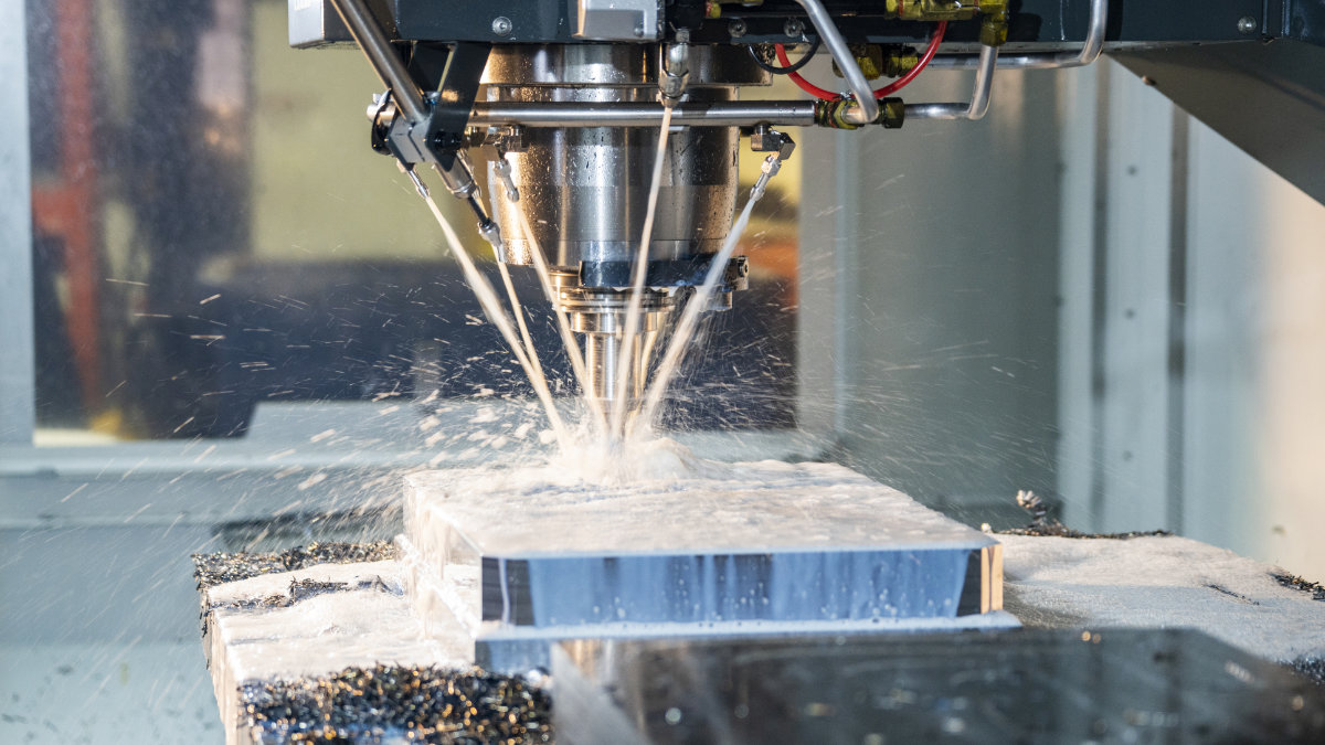 Eine CNC-Fräse bearbeitet ein Spritzgusswerkzeug