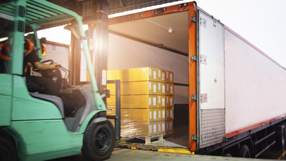 LKW wird mit Ware beladen